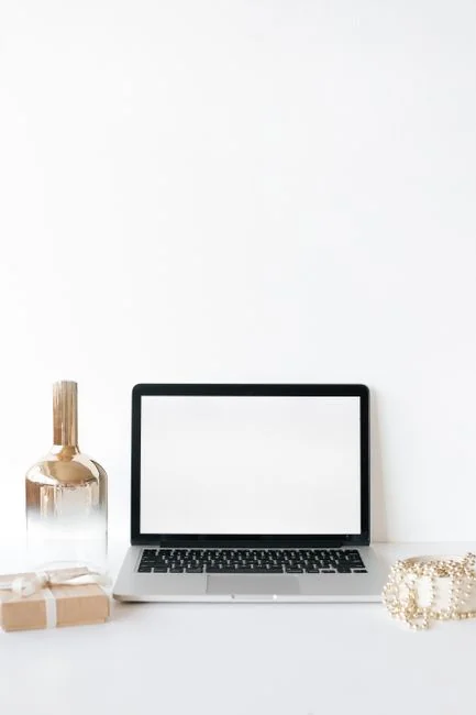 Un élégant bureau de travail avec des appareils Apple : iMac, MacBook et iPad.